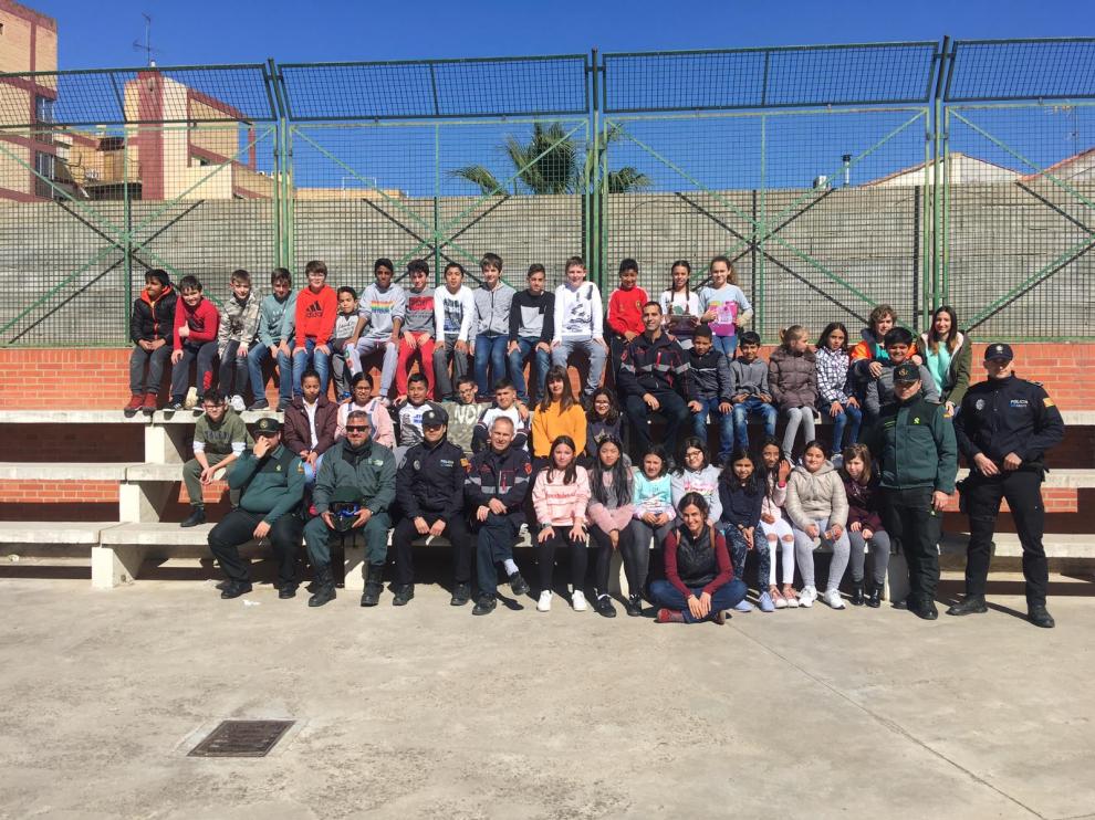 Niños del colegio Santa Ana, de Caspe, junto a los voluntarios.