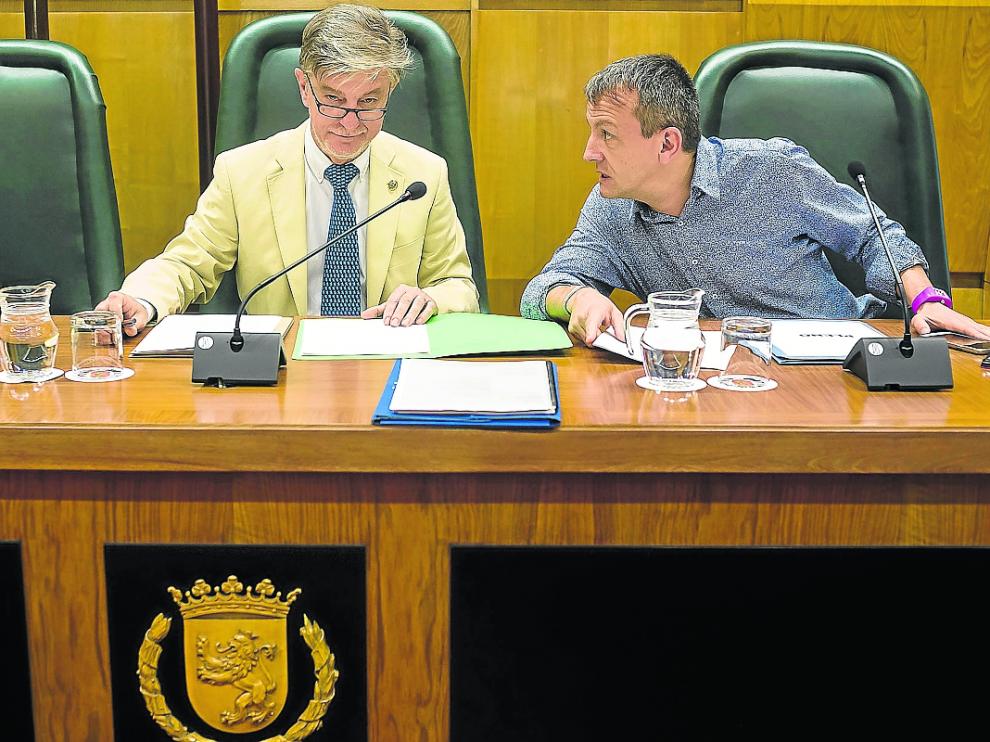 Pedro Santisteve y Fernando Rivarés, en un pleno municipal.