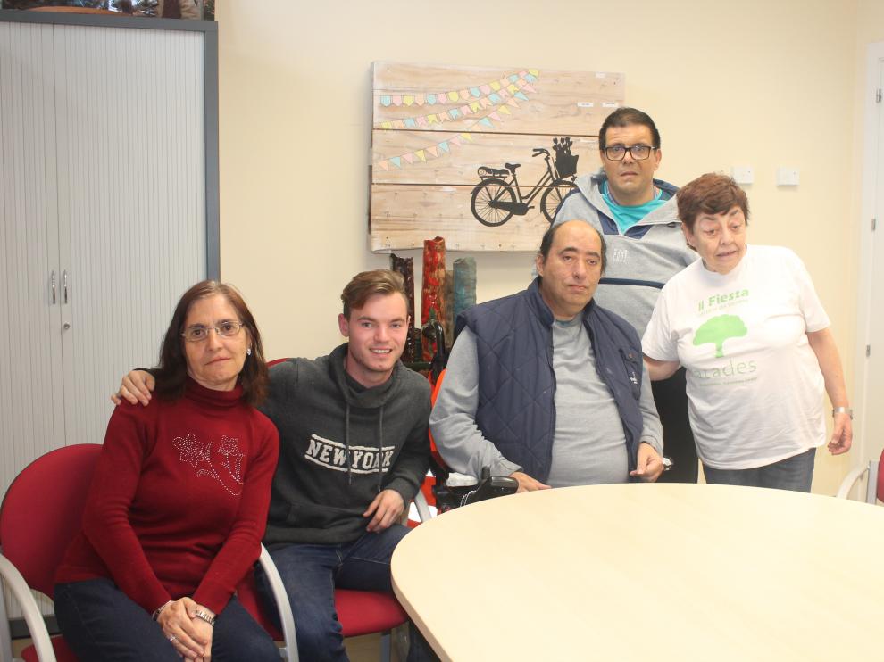 Pili, de 66, Óscar, de 42, Manolo, de 48, Alejandro, de 19, y Lourdes, de 56 tienen sus ilusiones puestas en las urnas.