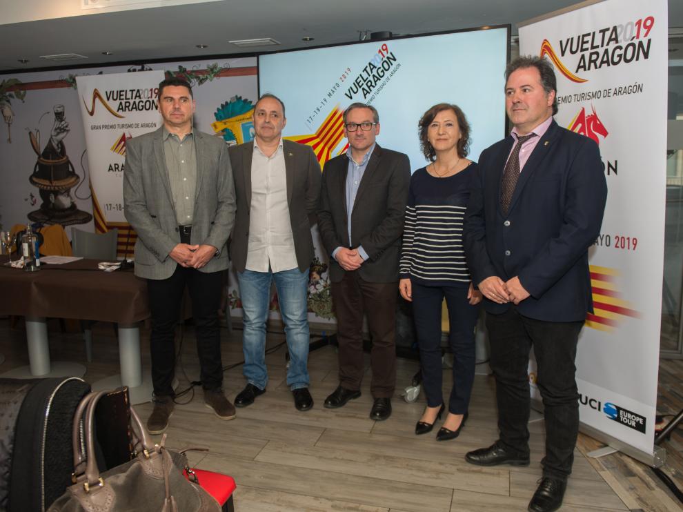 De izquierda a derecha, Alfredo García, Luis Marquina, Joaquín Juste, Marisa Romero y Jorge Marqueta, en la presentación de la Vuelta a Aragón.
