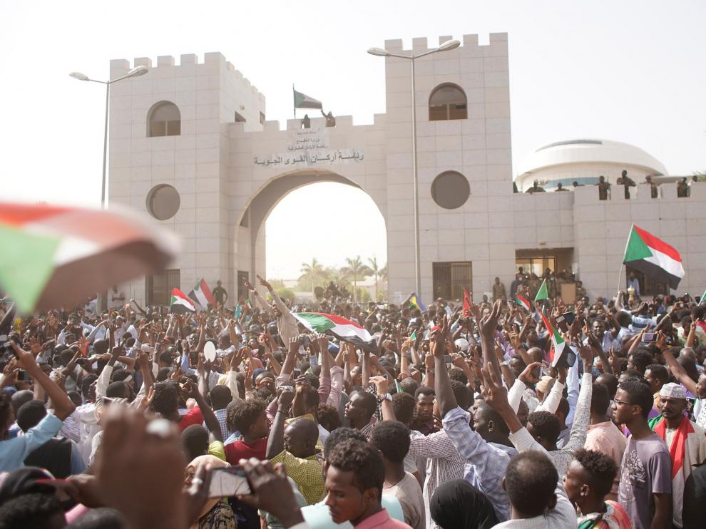 Protestas pidiendo la salida de Omar al Bashir.