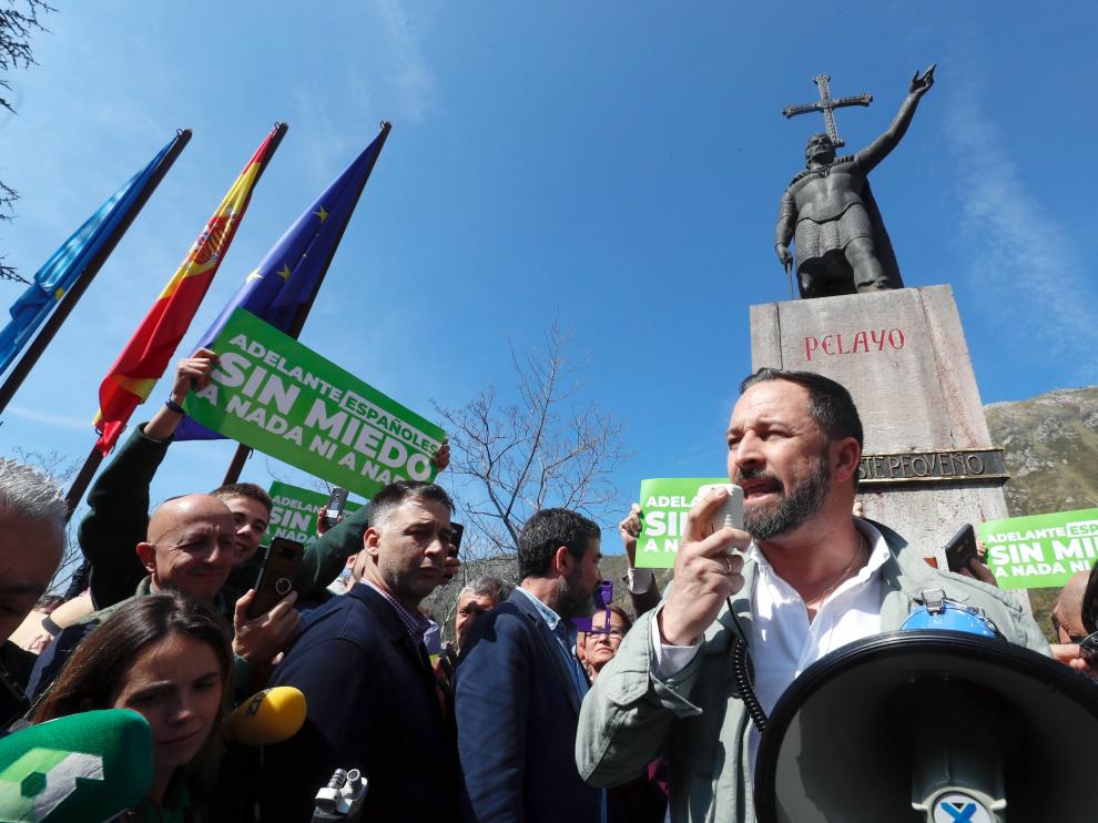 El presidente de Vox, Santiago Abascal, bajo la estatua de Don Pelayo.