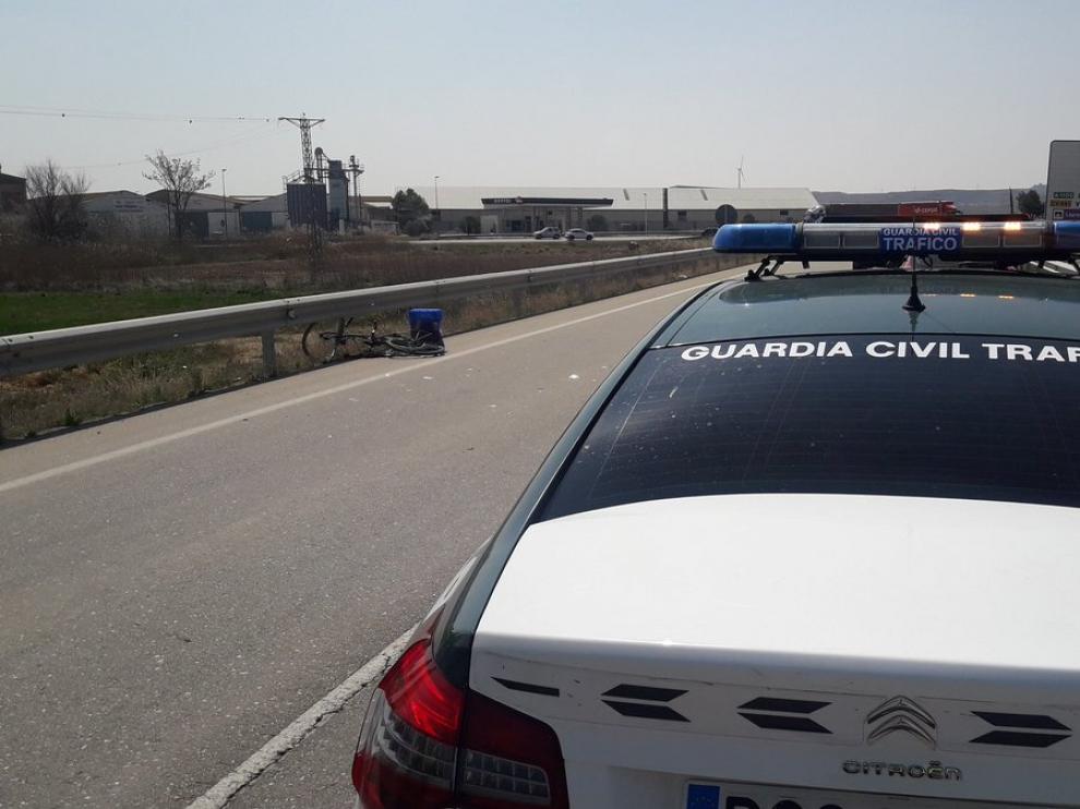 La bicicleta quedó tirada sobre el arcén.