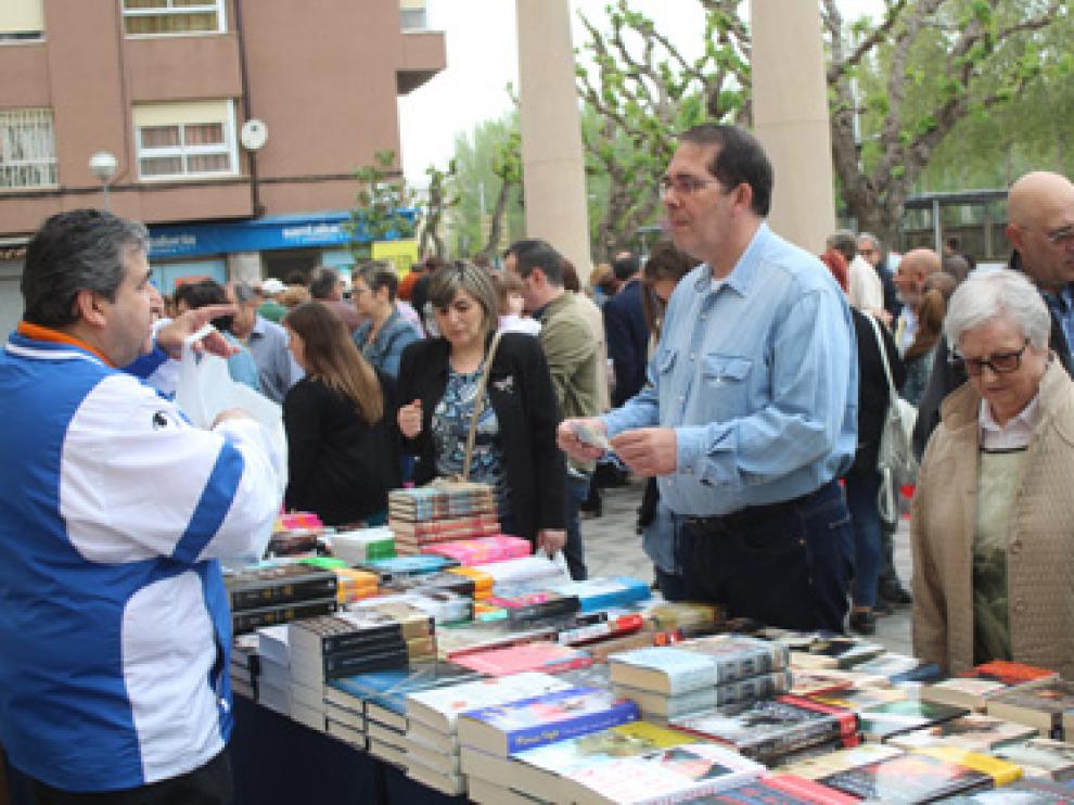 Mercado de libros en la plaza del Conservatorio.