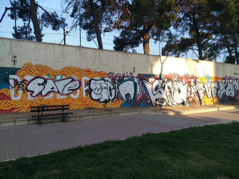 El mensaje 'Inspirar desesperada pasión es mi destino' ha desaparecido bajo las firmas de varios grafiteros.