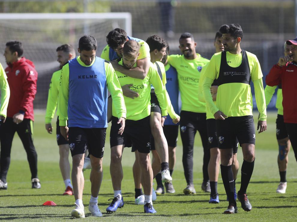 Melero, a lomos de Pulido, y otros jugadores durante el entrenamiento de este viernes.