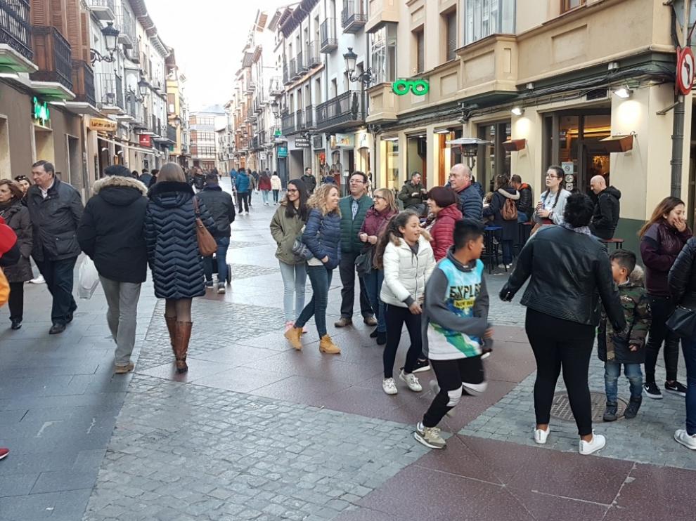 Un grupo de turistas en la calle Mayor de Jaca este viernes por la tarde.