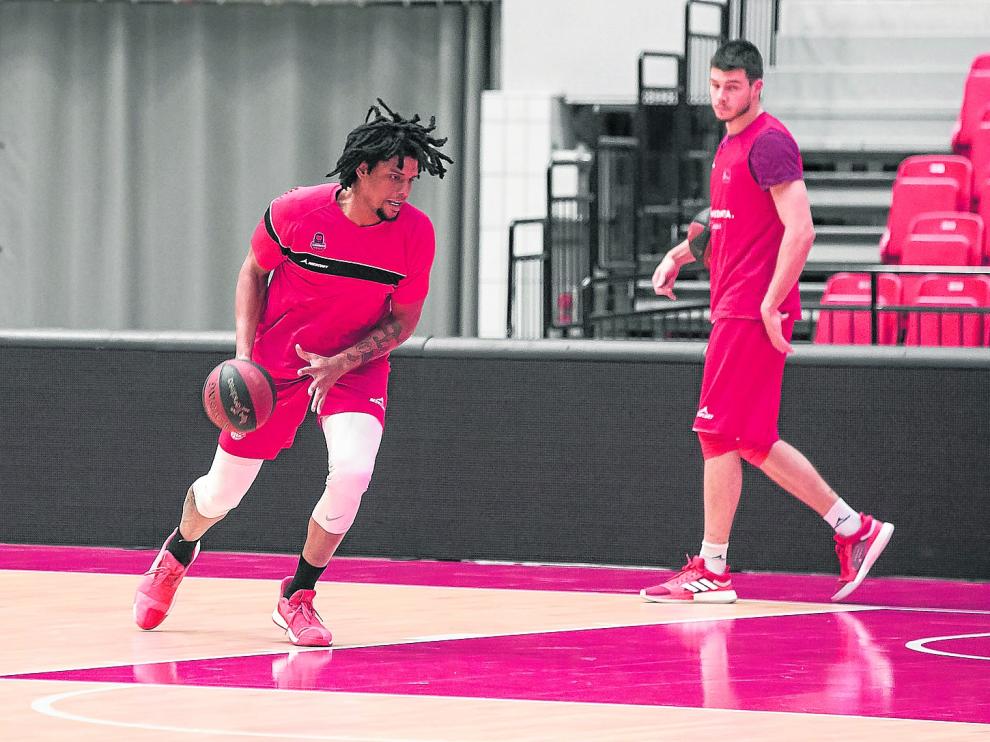Javier Justiz, pívot del Tecnyconta Zaragoza, durante un entrenamiento en el pabellón Príncipe Felipe.