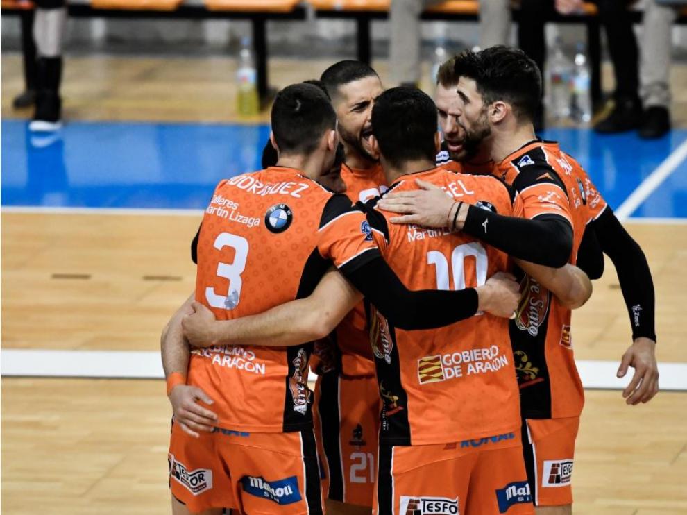 Los jugadores del Club Voleibol Teruel celebran la victoria ayer en el pabellón Son Moix de Palma