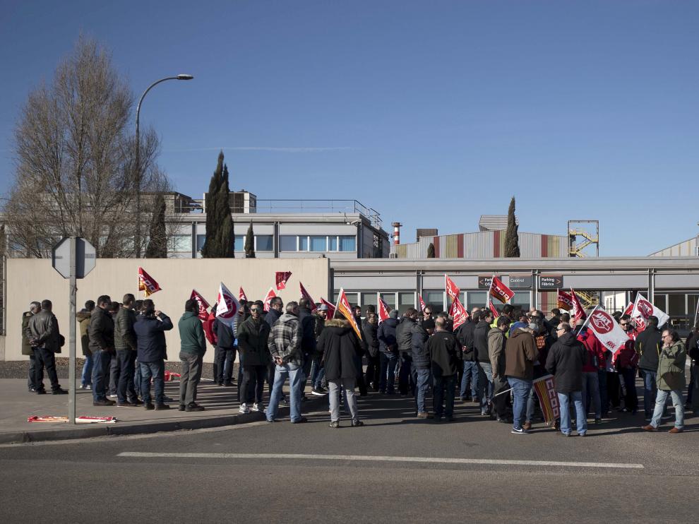 Protesta de los trabajadores a las puertas de la fábrica de Megasa en el PTR de Zaragoza