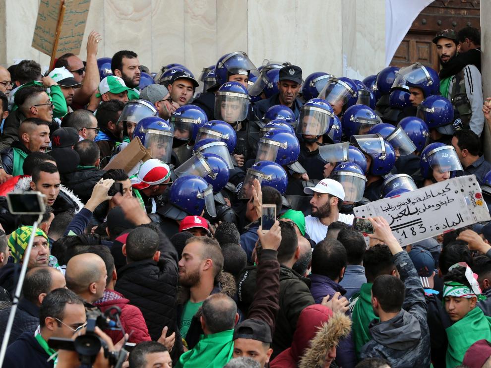 Protestas en Argel (Argelia) contra el presidente interino Abdelkader Bensalah.