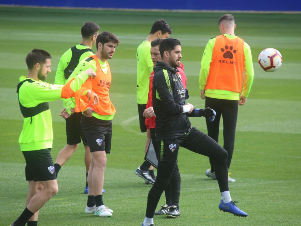 Varios jugadores de la SD Huesca, durante un entrenamiento de esta semana.