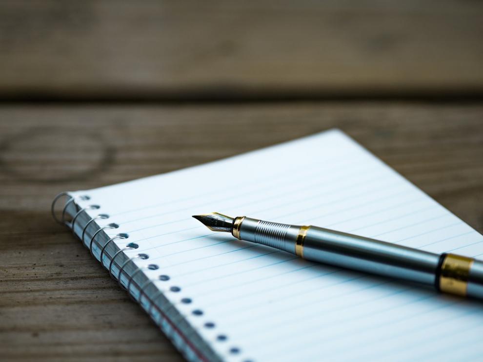 Un boli y un cuaderno.