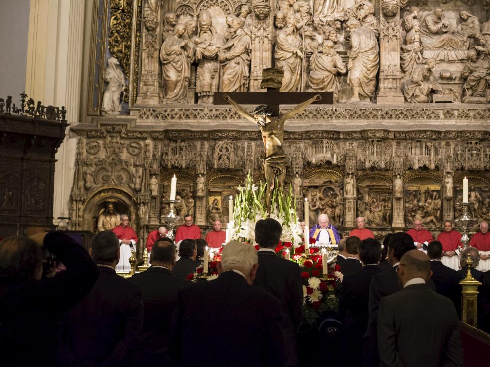 Viacrucis en el interior de la Basílica del Pilar en Zaragoza de los hermanos de la Cofradía de la Piedad con el paso del Cristo del Refugio.