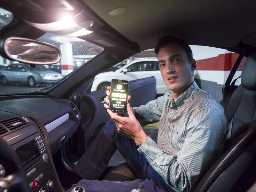 El emprendedor zaragozano, Juan López, muestra la aplicación de Garagescanner
