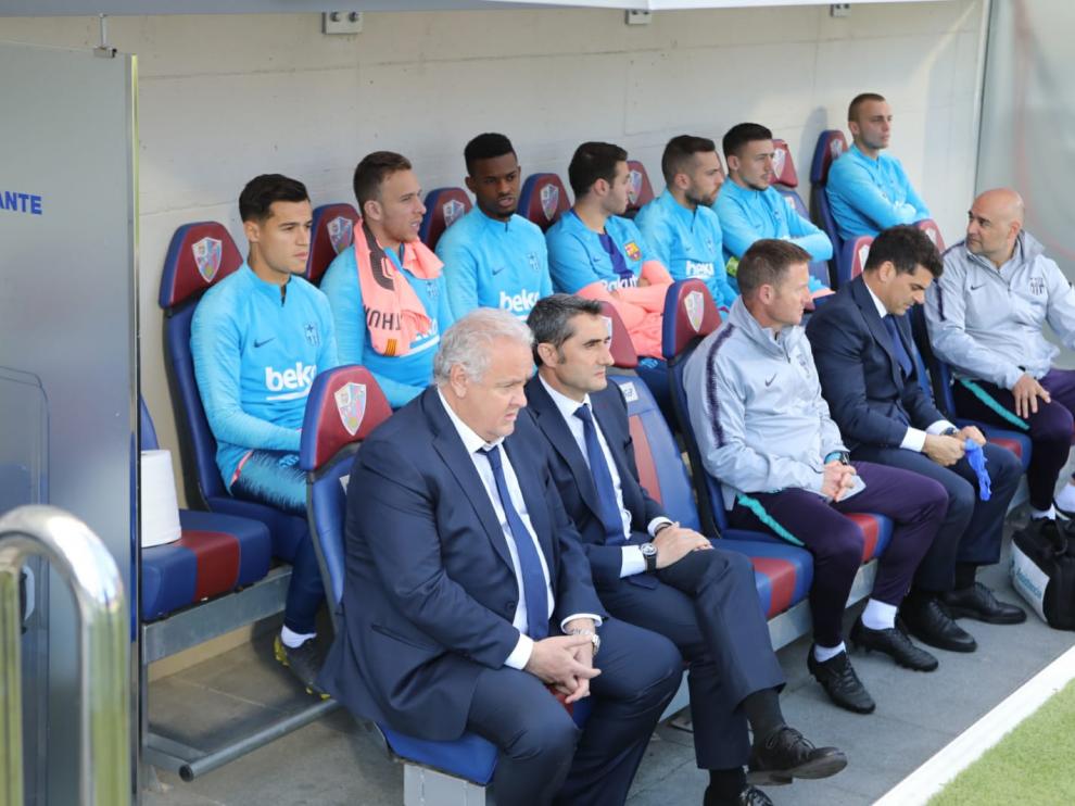 Ernesto Valverde, entrenador del FC Barcelona, en el banquillo de El Alcoraz.