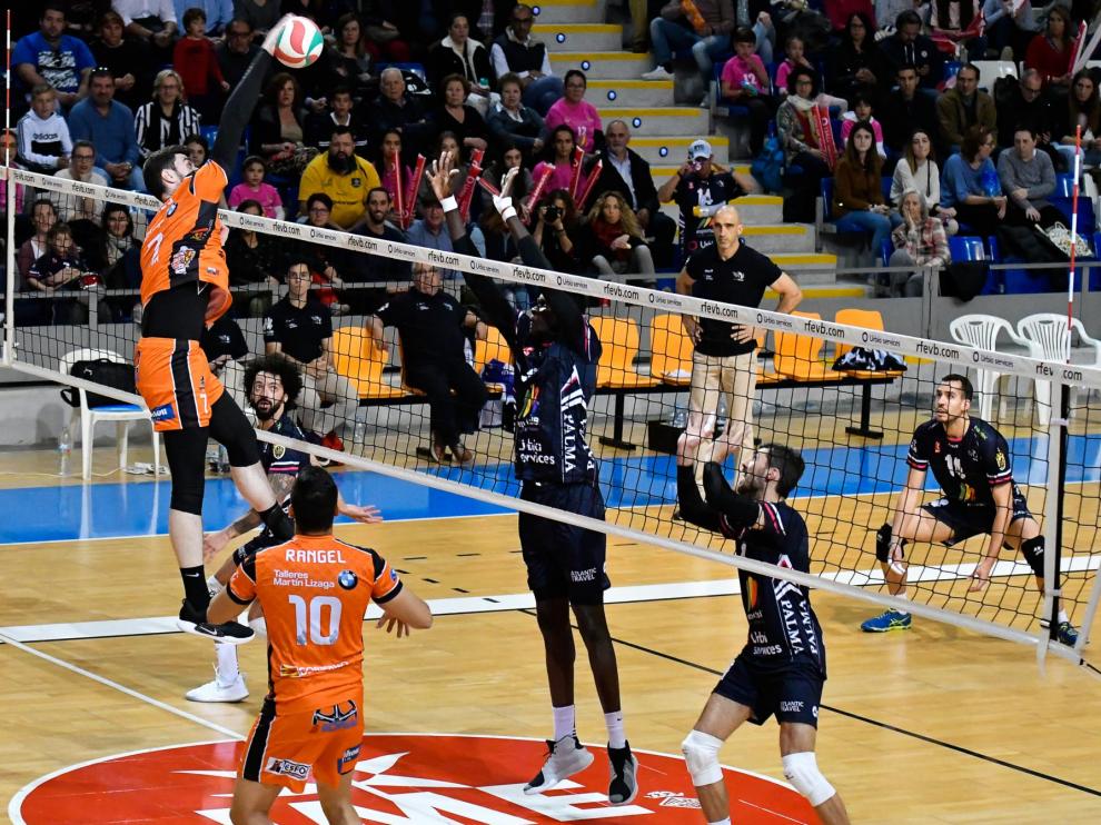 Imagen del partido entre el Urbia Voley Palma y el CV Teruel de este viernes.