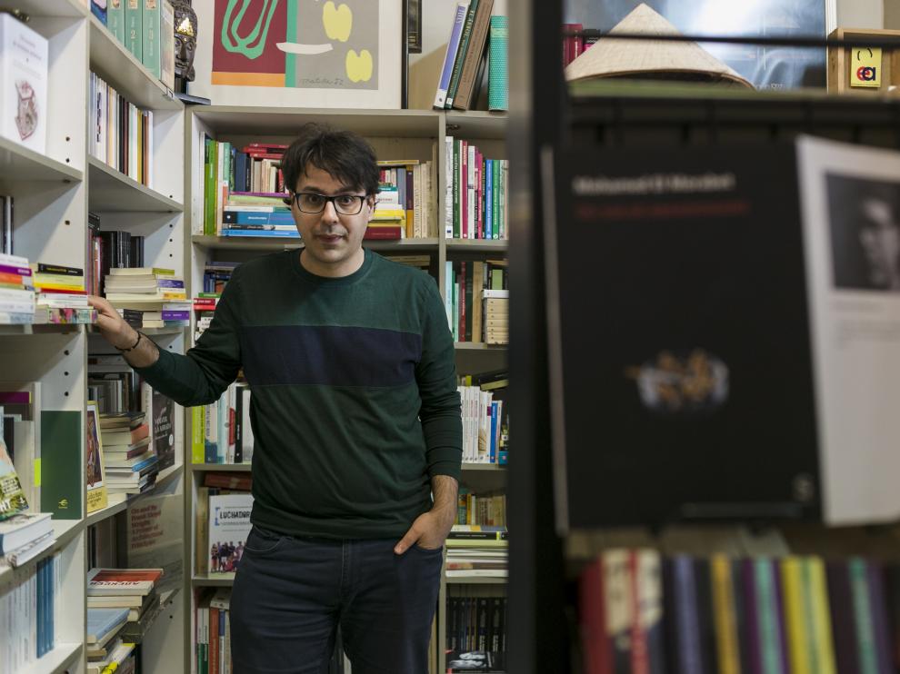 Mohamed El Morabet, en la librería Antígona, de Zaragoza.