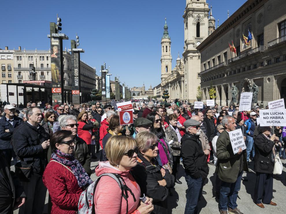 Casi un centenar de jubilados de Zaragoza se concentran en la plaza del Pilar y otros tantos se manifiestan por el centro de la capital aragonesa hasta la Plaza de España en defensa del sistema público de pensiones
