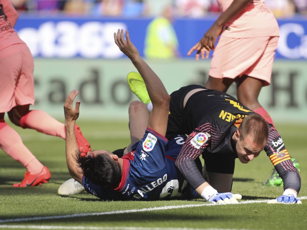 Enric Gallego ha sido desestabilizado en el área por el portero del Barcelona, Ter Stegen.