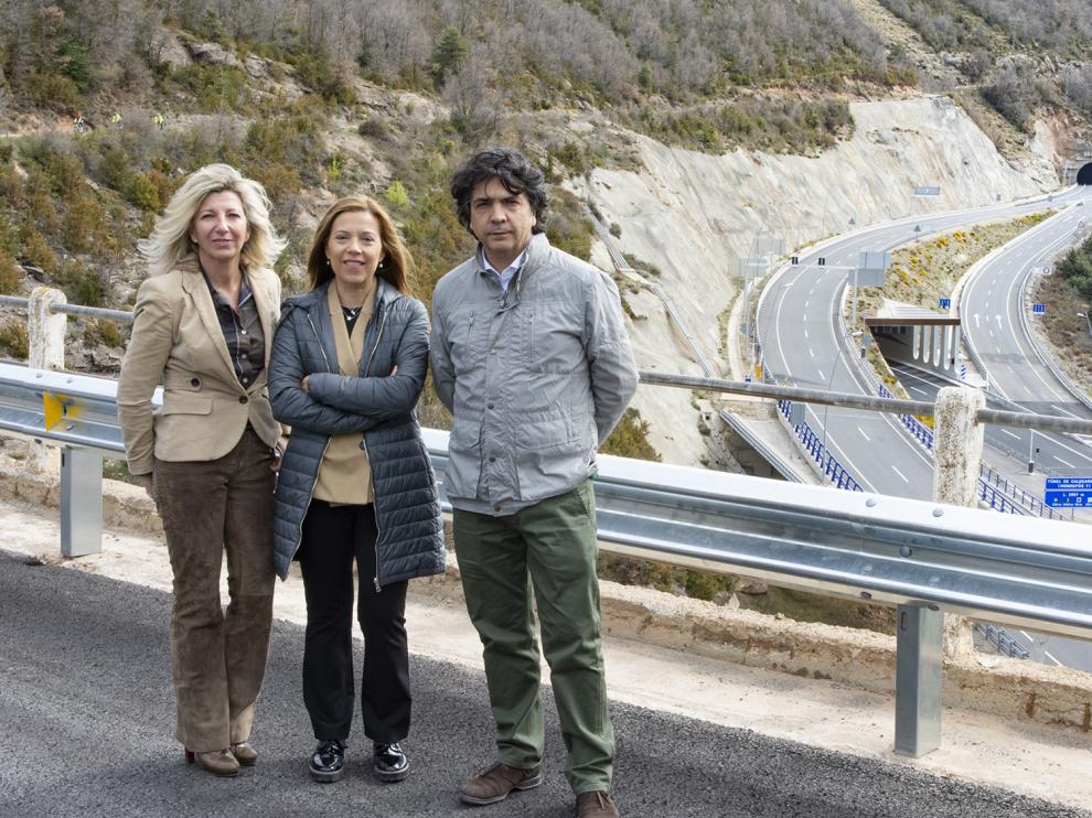 Blanca Puyuelo, Ana Alós y Mario Garcés, con uno de los nuevos tramos de autovía de Monrepós al fondo.