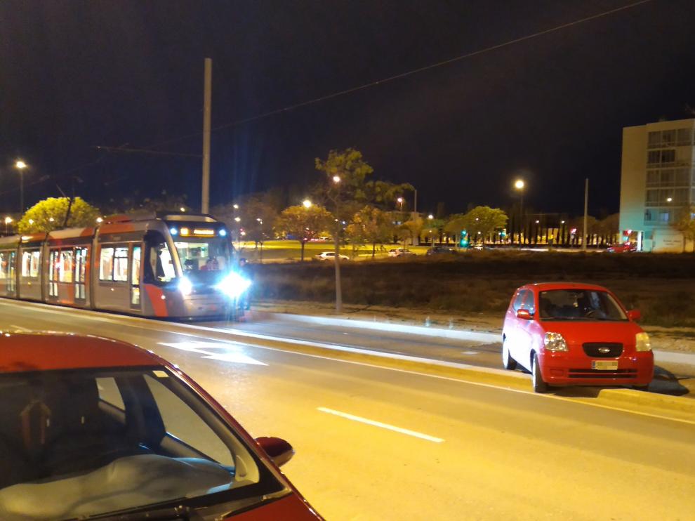 Un conductor se olvidó de poner el freno de mano al aparcar... y su coche terminó en las vías del tranvía