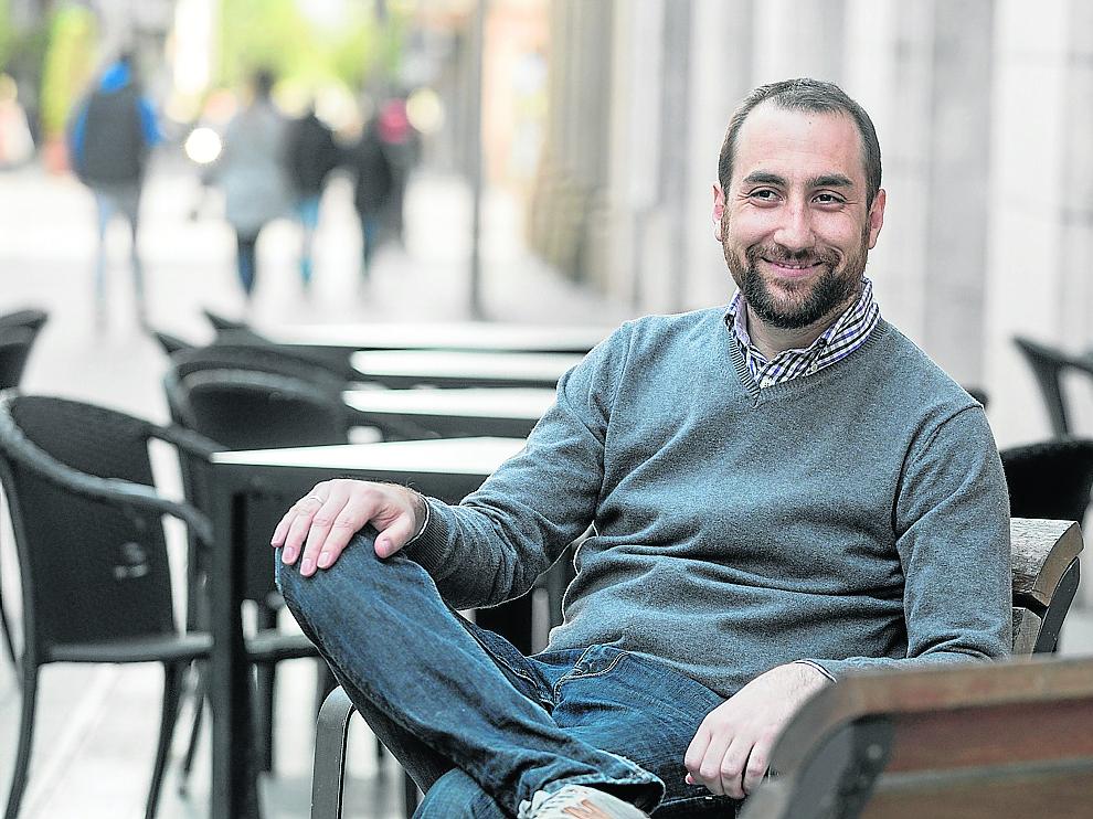 El candidato de Unidas Podemos al Congreso por Huesca, Daniel Fernández, en los Porches.