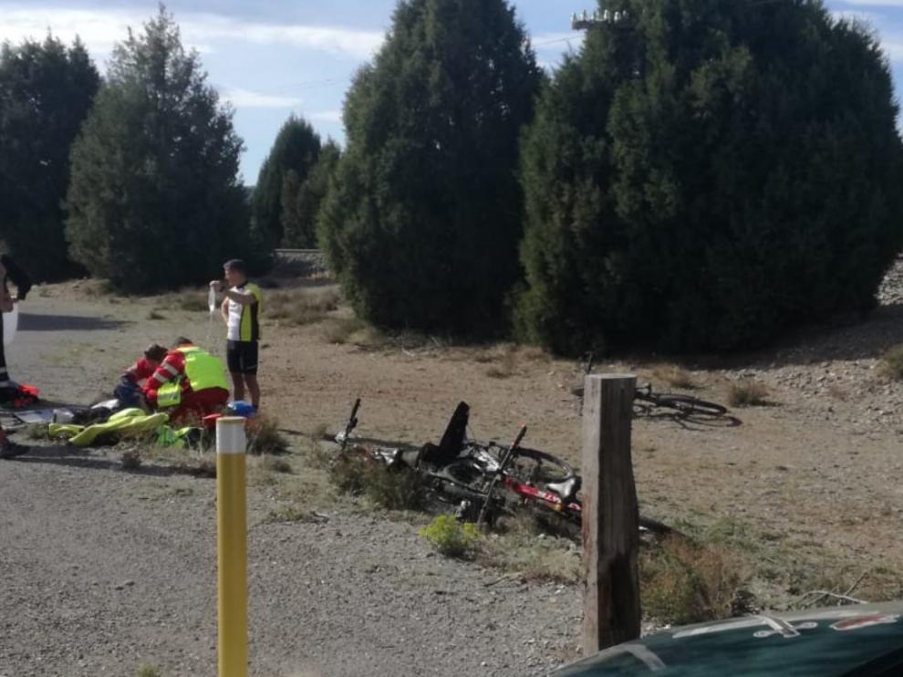 El ciclista, atendido en la izquierda de la imagen. En el centro, las bicicletas.