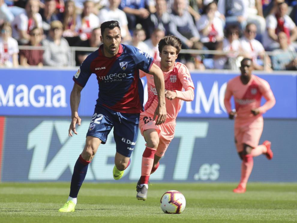 Enric Gallego, delantero de la SD Huesca, durante el partido con el Barcelona.