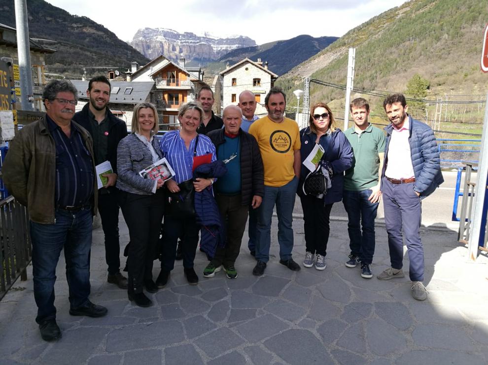 Foto de la visita que han realizado este domingo a Broto y Boltaña Begoña Nasarre, Rosa Serrano y Gonzalo Palacín.