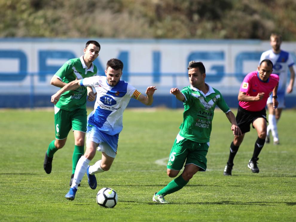 Un lance del partido entre el Grañén y Cuarte.