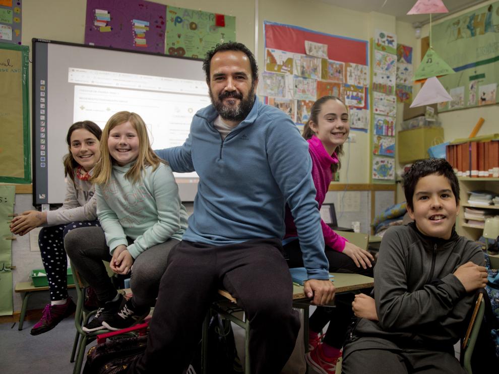 Juan Antonio Rodríguez rodeado de algunos de sus alumnos del colegio de Alpartir.