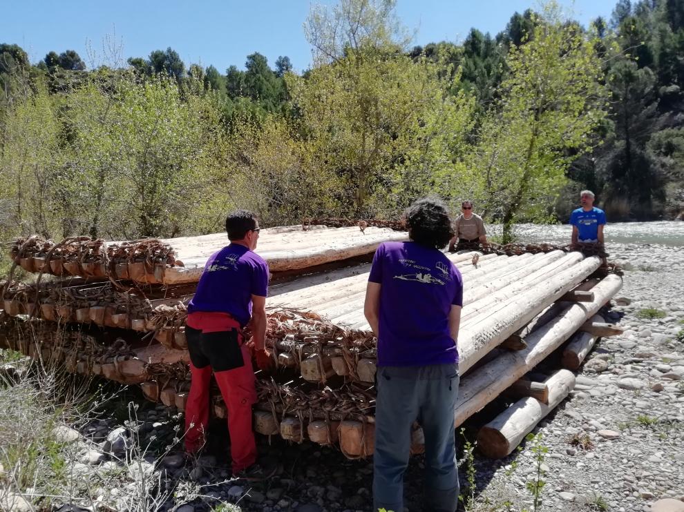 La madera ha sido transportada desde el ecomuseo de Biscarrués hasta la playa de Murillo.