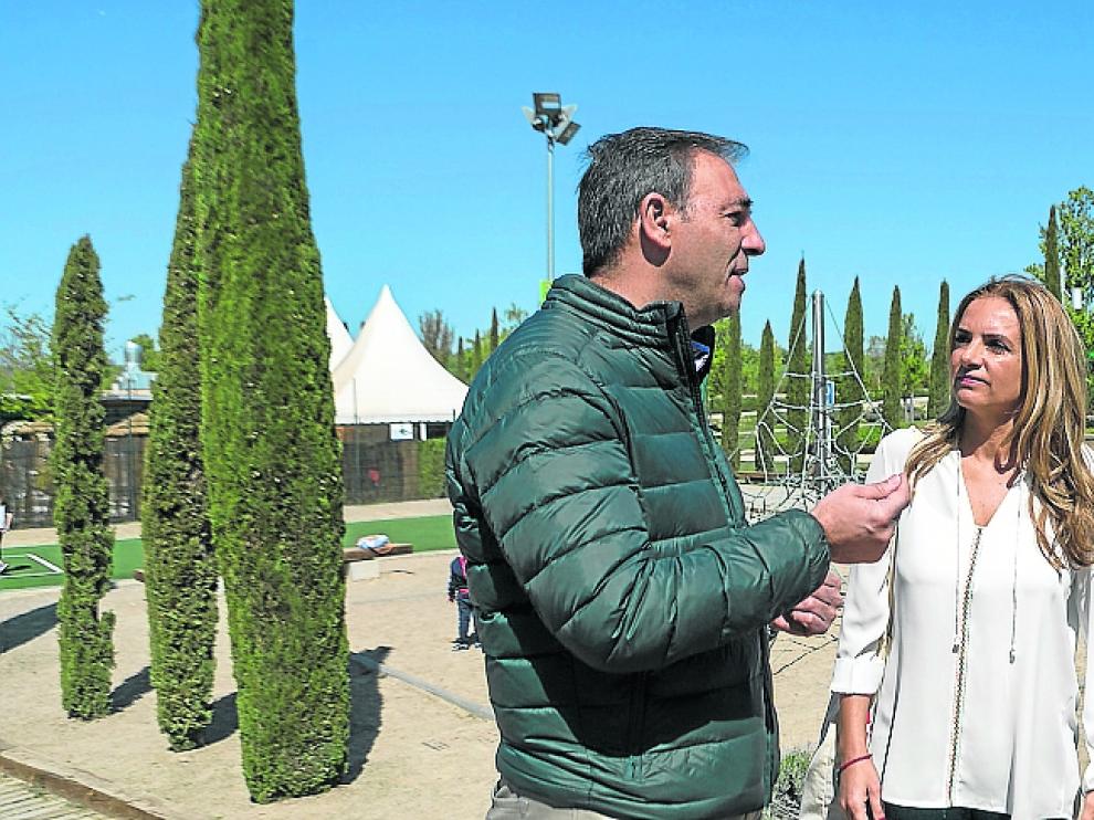 Miguel Dalmau, Susana Sumelzo y Pau Marí-Klose, este sábado, en el Parque del Agua de Zaragoza.