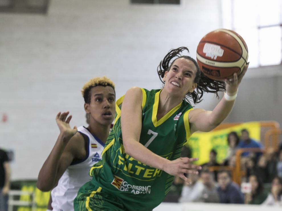Marta Montoliu penetra a canasta en el partido ante el Perfumerías Avenida