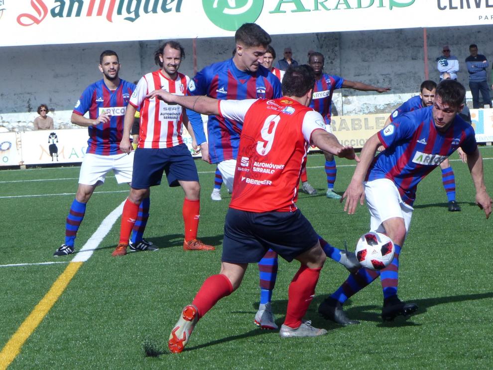 Un lance del partido entre el Sabiñánigo y Villanueva.