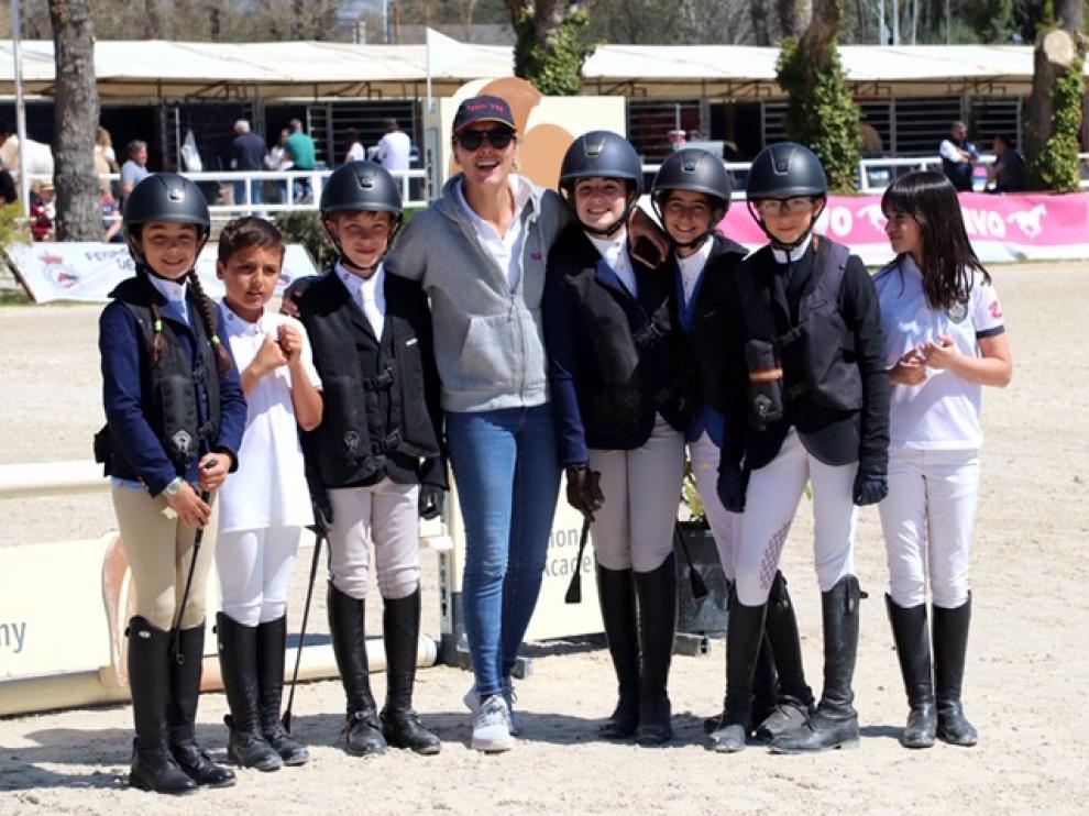 Competidores del Pony Club Aragón en la entrenadora, Belén Conde