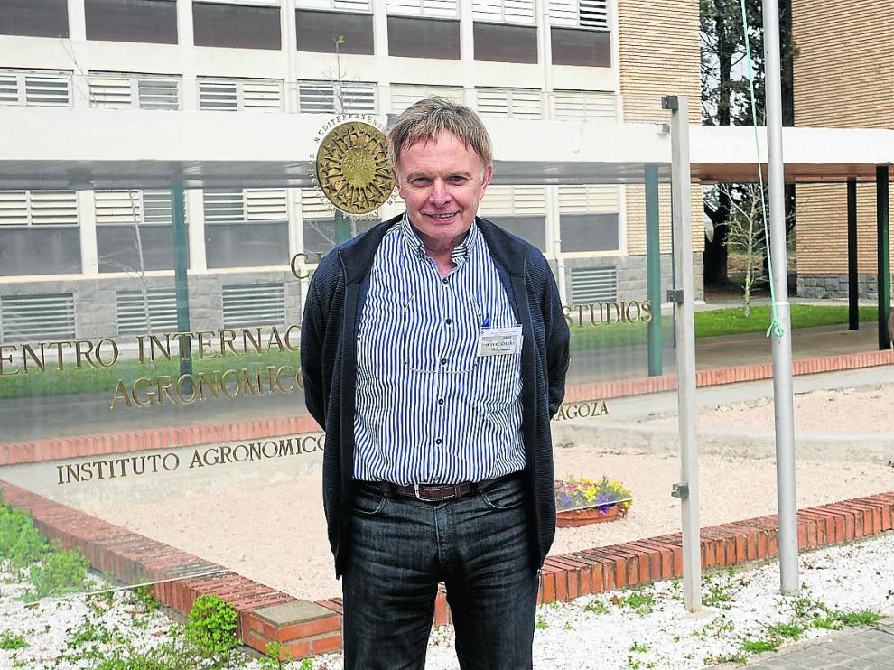 Daniel Berckmans, frente a la sede del Instituto Agronómico Mediterráneo de Zaragoza.