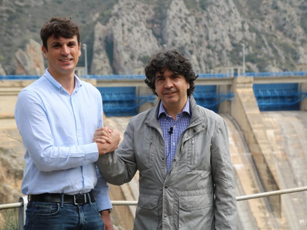 Dante Pérez y Mario Garcés junto al embalse de Santa Ana este lunes
