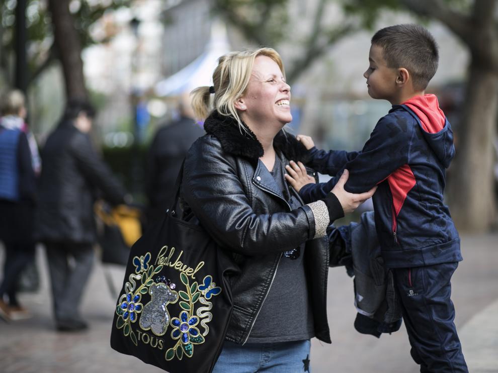 Jesica con su hijo Gabriel de 6 años, este lunes, en la plaza de Los Sitios de Zaragoza.