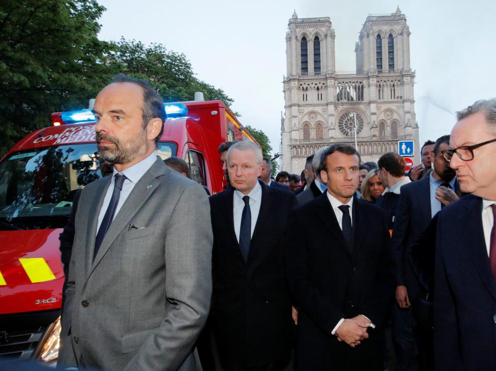 El presidente francés, Emmanuel Macron, acude a Notre Dame para seguir las labores de extinción del incendio.