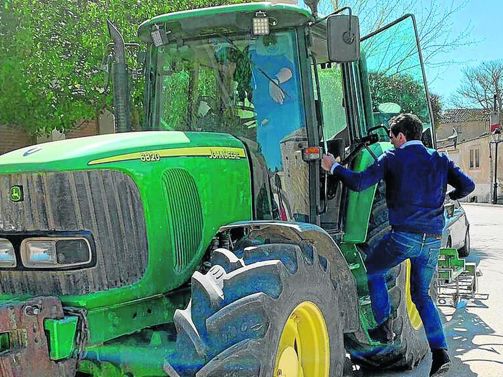 Albert Rivera, candidato a la presidencia del Gobierno por Ciudadanos, se sube en un tractor en la localidad de Sayatón (Guadalajara).