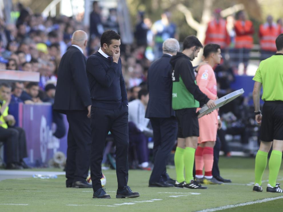 Francisco, técnico de la SD Huesca, pensativo durante el partido contra el Barça.
