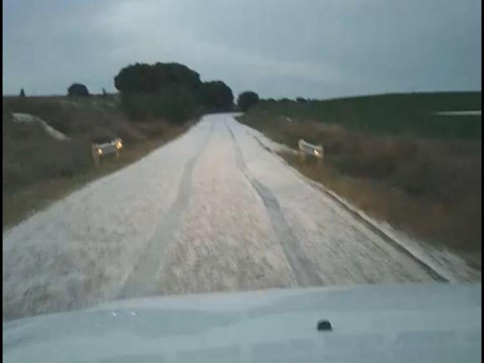 Imagen del granizo caído sobre la zona de monte de Senés de Alcubierre.