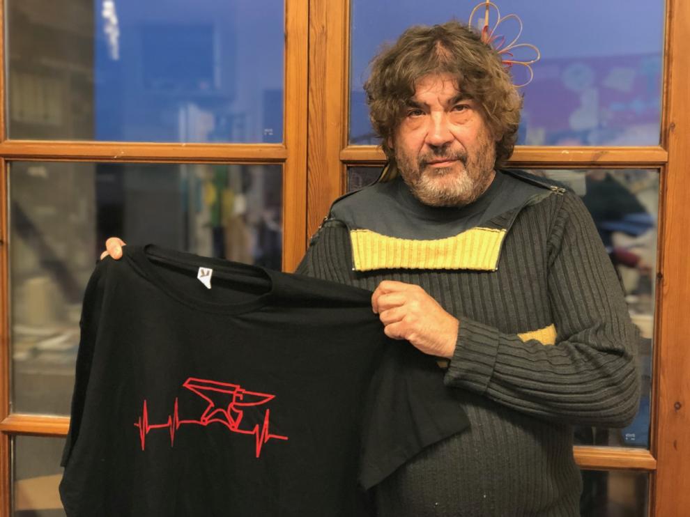 Juan Antonio López, herrero de Estada y promotor del encuentro, con la camiseta distintiva del evento.