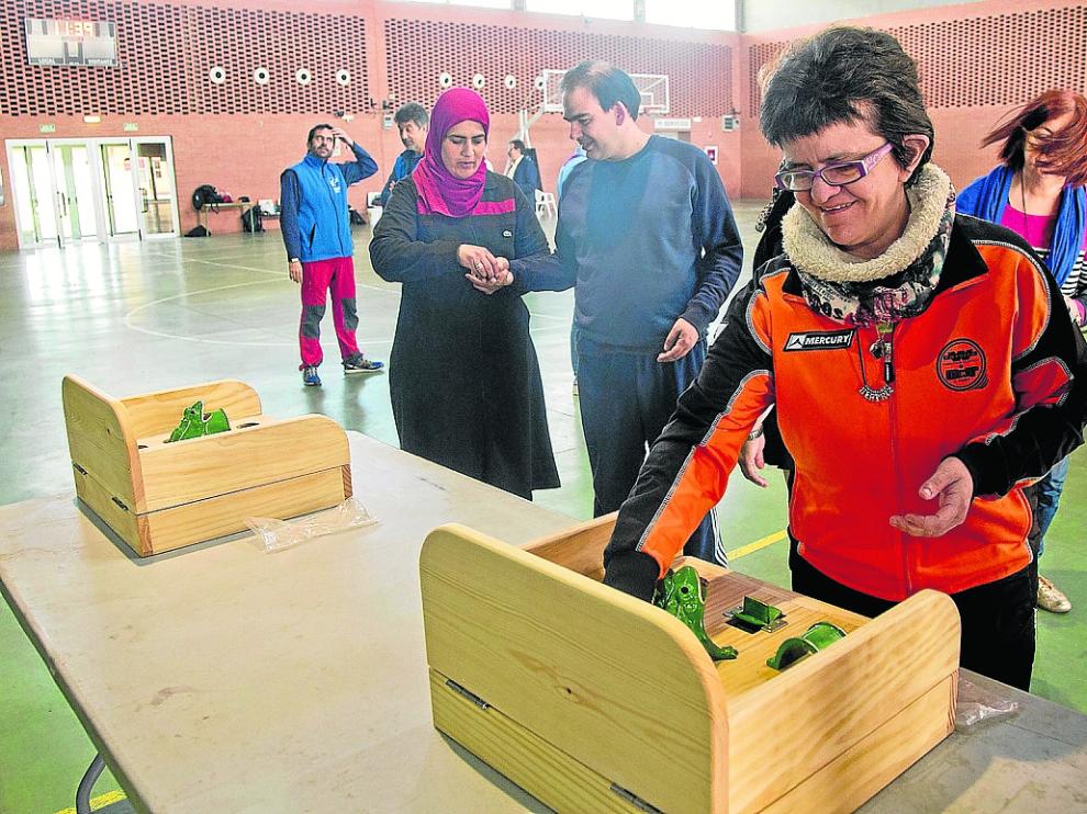 Los participantes en las jornadas pudieron probar distintos juegos tradicionales en el polideportivo.