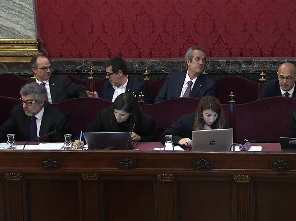Oriol Junqueras, Jordi Sánche y otros líderes independentistas durante el juicio del 'procés' de este lunes.