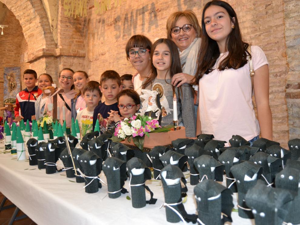 La profesora de Religión de la localidad, Marta Ansó, junto a algunos de sus alumnos, que son los autores de las miniaturas.
