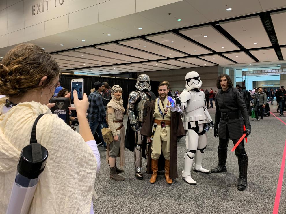 Asistentes a la Star Wars Celebration en medio de un posado.