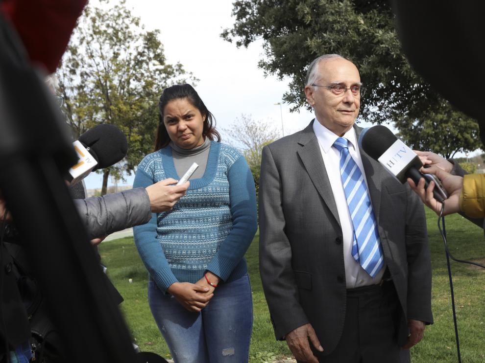 Mariela Benítez, madre de Naiara, junto a su abogado, Luis Marín.